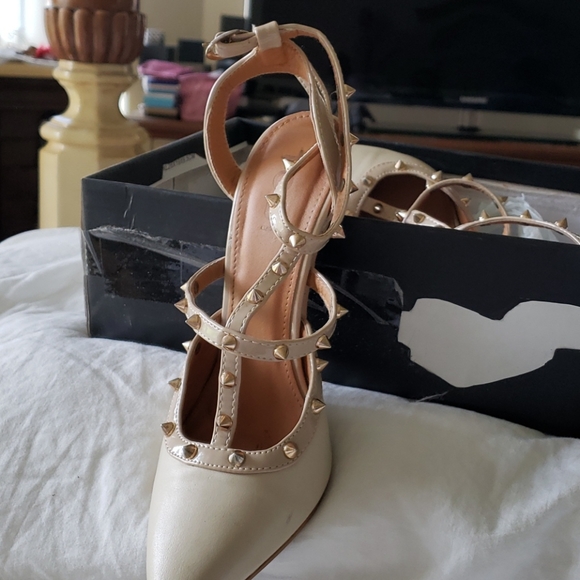 Heels - Picture 2 of 5